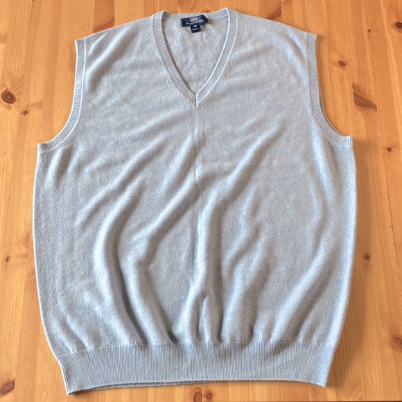 Gobi Cashmere Vest in Light Blue - Picture 3 of 4